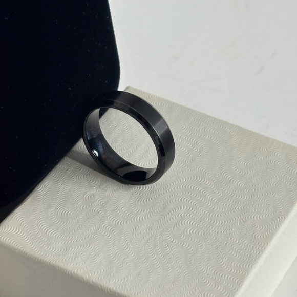 TUNGSTEN CARBIDE MEN’S RING (KING WELL) - Picture 2 of 4